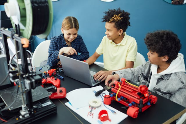 Schüler lernen MINT mit 3D Drucker und Roboter